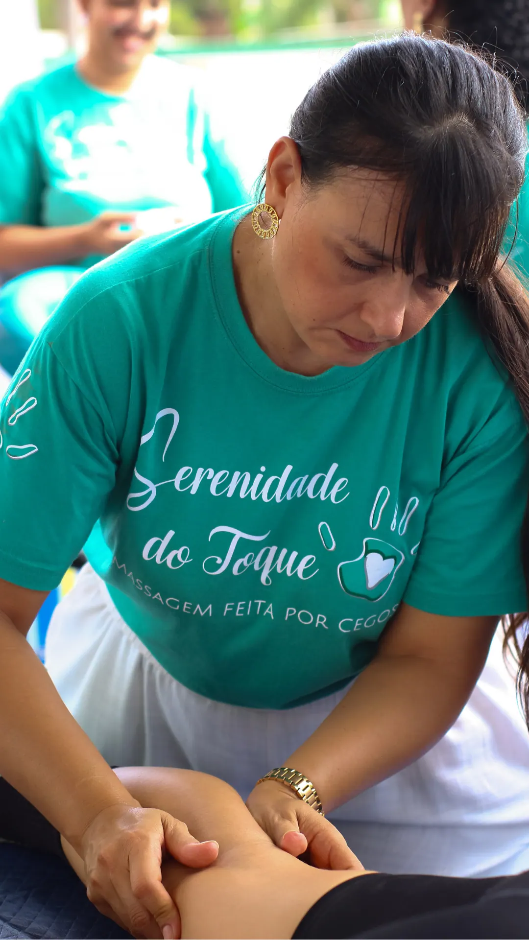 Profissional da Serenidade do Toque realizando atendimento.