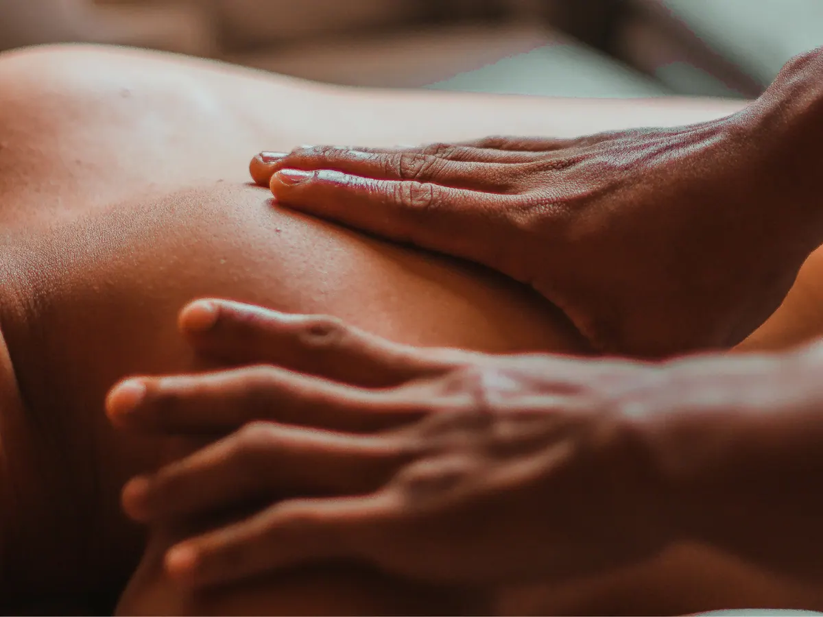 Massagem relaxante em ambiente de clínica.
