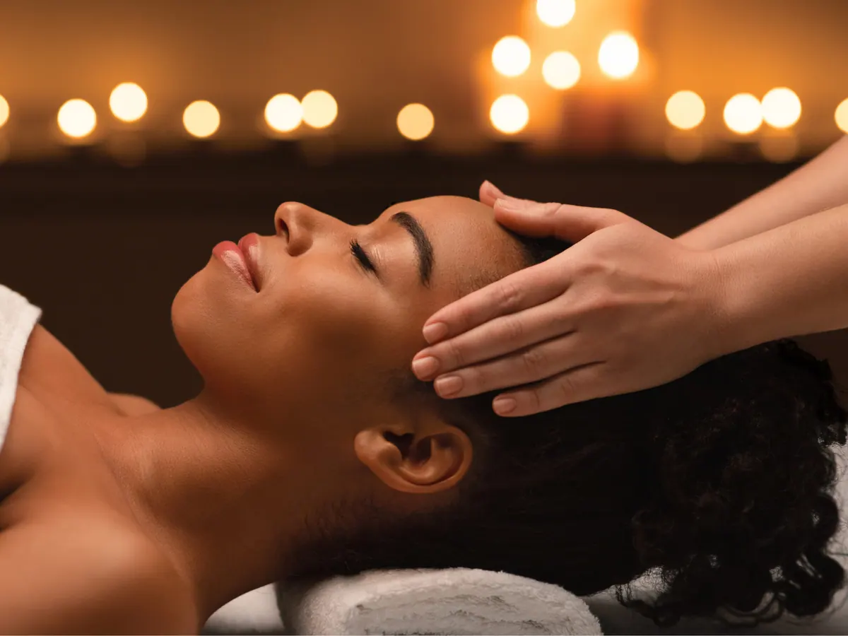 Terapia manual em ambiente de relaxamento.