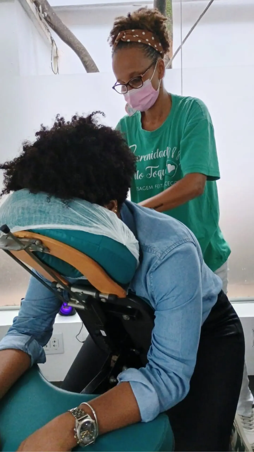 Quick massage em cadeira durante atendimento.