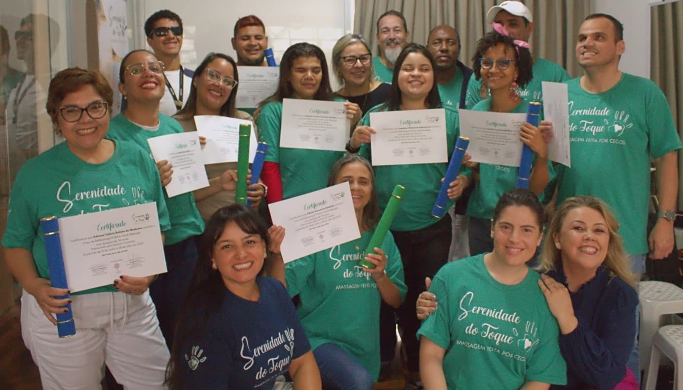 Alunos e instrutores em curso da Serenidade do Toque.