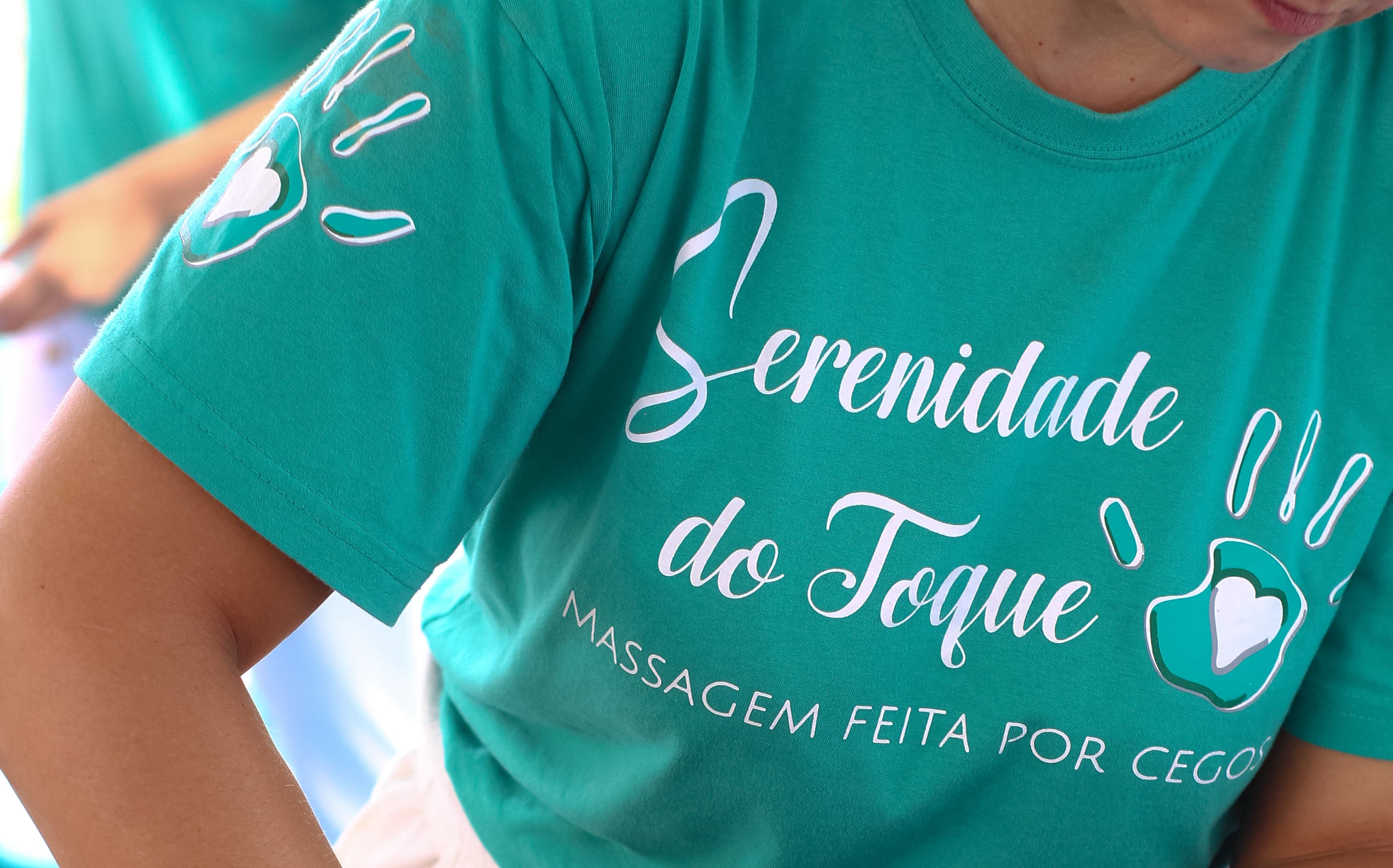 Profissionais realizando atendimentos em ambiente de evento.